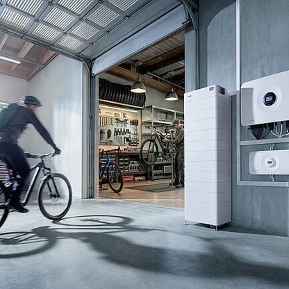 SMA Storage M in einer Garage neben Wechselrichter montiert